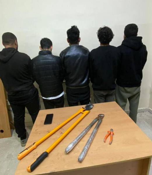 ISF arrests gang that stole electricity cables in Metn ISF arrests gang that stole electricity cables in Metn