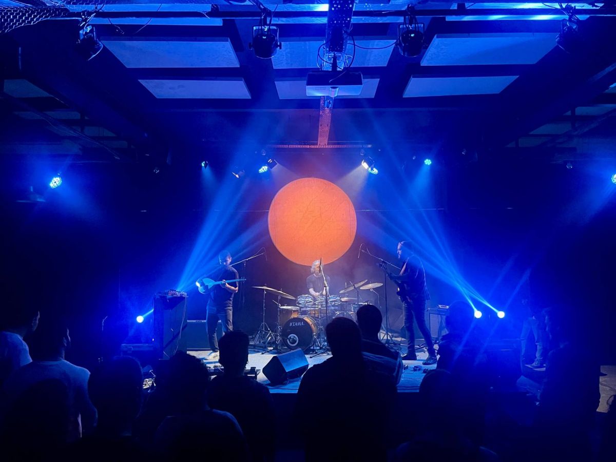 Le trio musical Ashkara s’affirme avec la sortie de l’album « Shardet Leghzaleh »