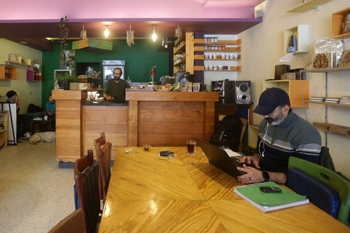 Power cuts in Syrian capital drive workers, students to cafes Power cuts in Syrian capital drive workers, students to cafes