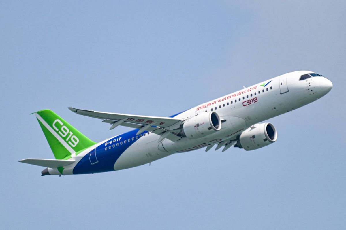 Le plus gros avion de ligne chinois présenté à Singapour, une première à l'international