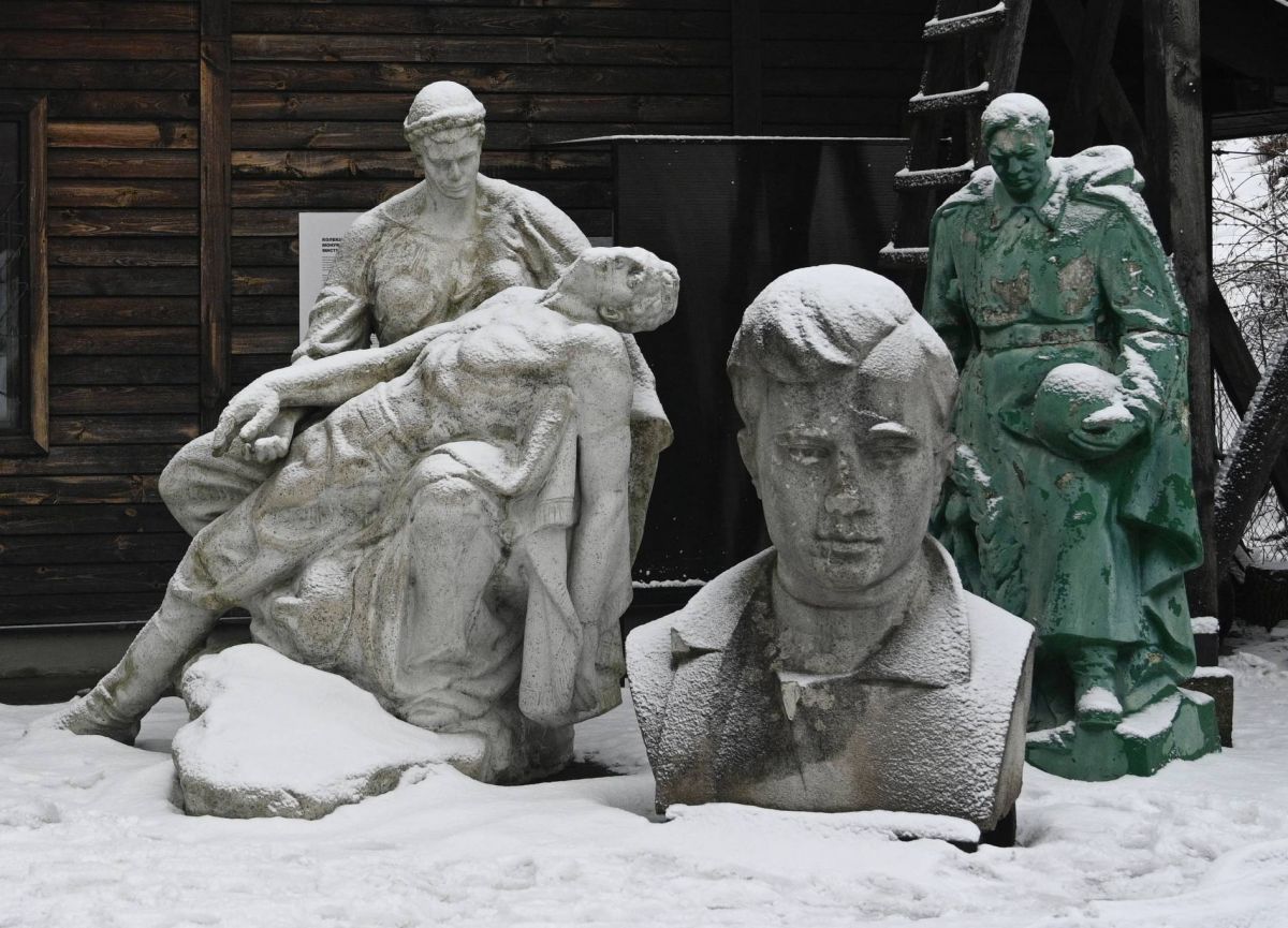 En Ukraine, les statues soviétiques déboulonnées créent le débat et l'embarras