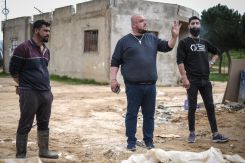Melhem el-Hchaimi sur un chantier à Taalabaya. João Sousa/L'Orient-Le Jour.