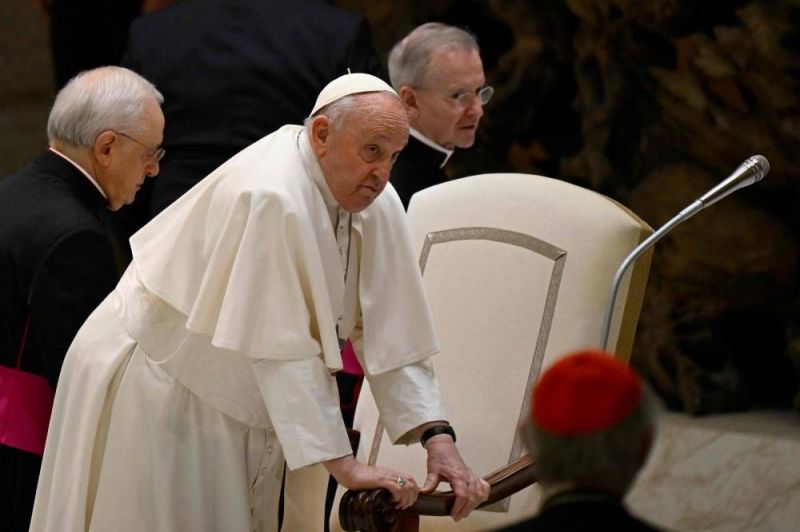 Le pape, grippé, a passé des examens dans un hôpital de Rome
