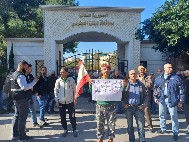 Retired soldiers and civil servants protest in several regions of Lebanon