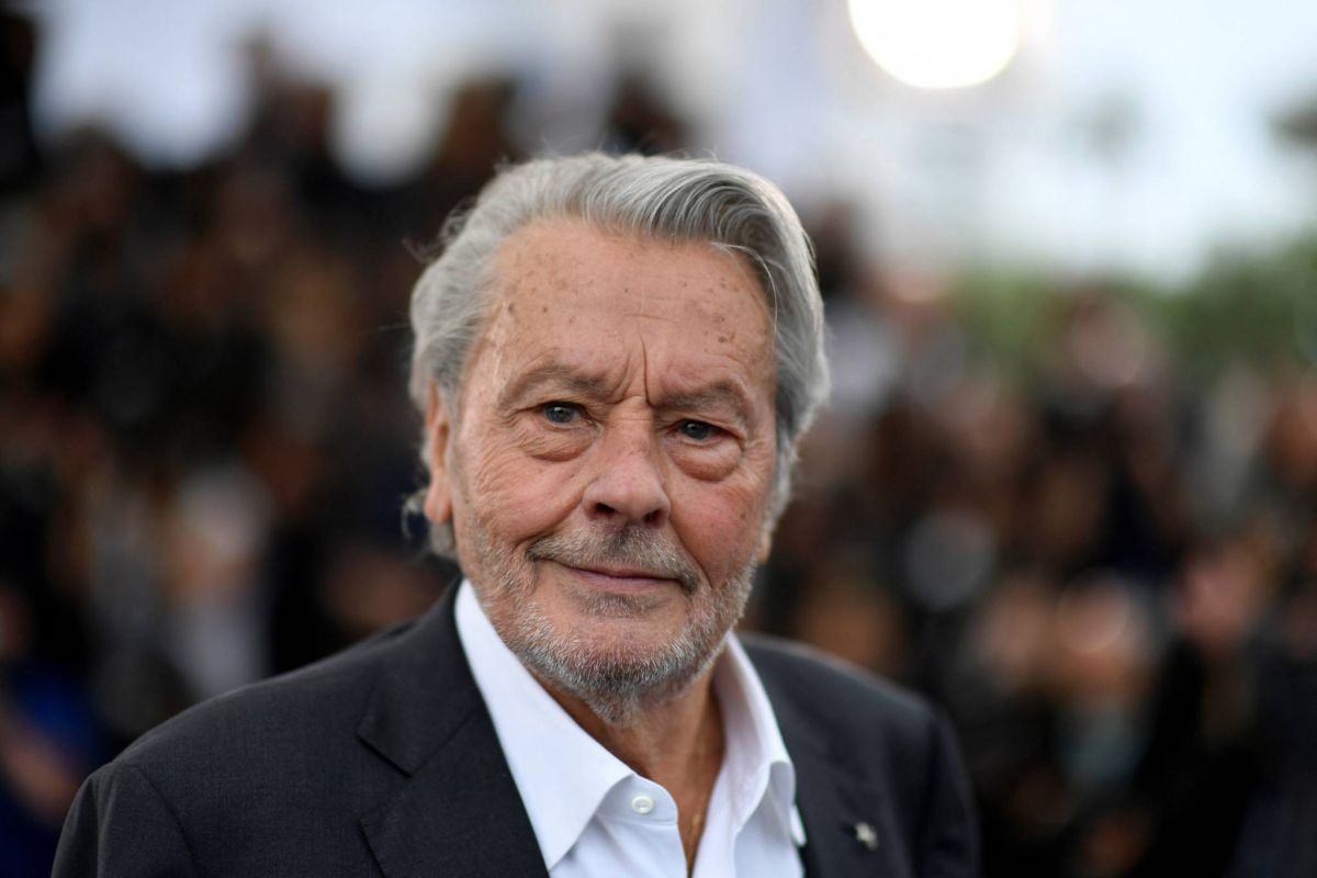 72 armes à feu saisies chez l'acteur Alain Delon
