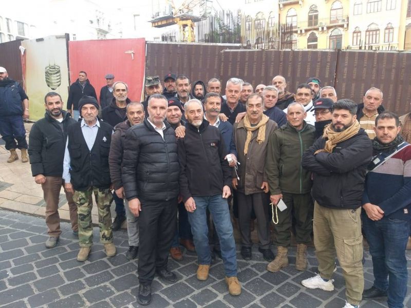 Veterans protest Cabinet inaction, block all roads to Grand Serail
