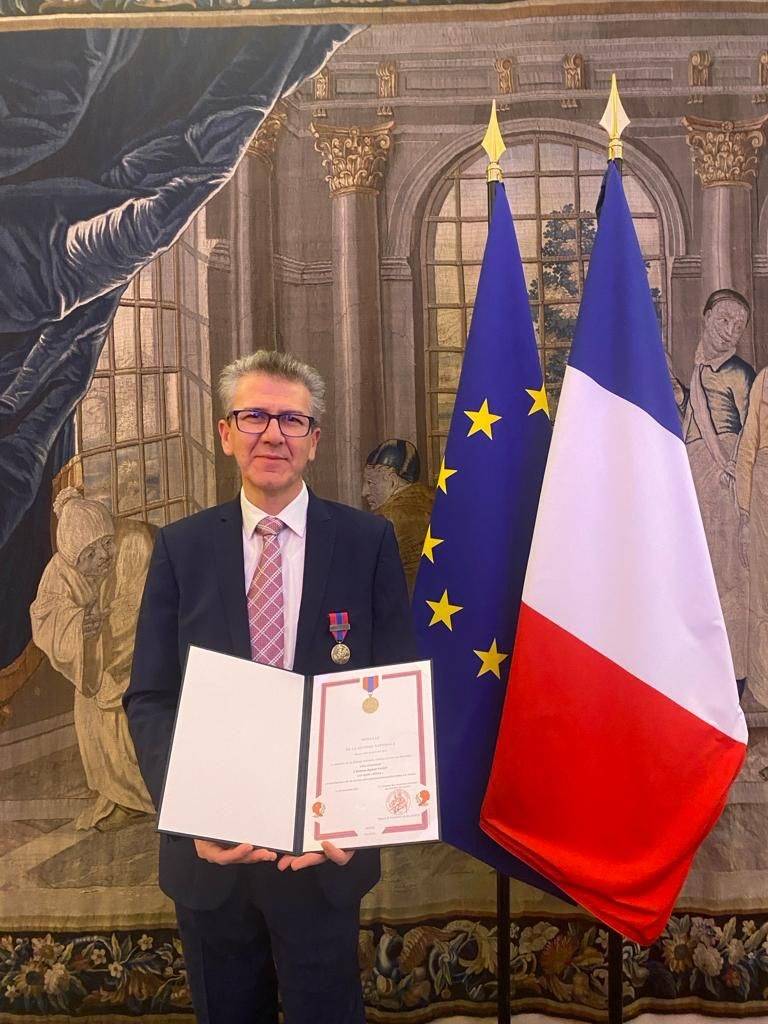 En France, la médaille de la Défense nationale au Dr Raphaël Nassif En France, la médaille de la Défense nationale au Dr Raphaël Nassif