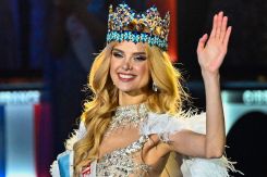 La reine couronnée, Miss République tchèque Krystyna Pyszkova. Photo Punit PARANJPE / AFP