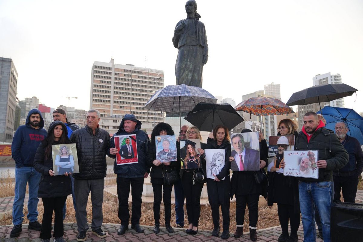 Sous la pluie, une poignée de proches de victimes de l'explosion du 4 août continue de réclamer justice Sous la pluie, une poignée de proches de victimes de l'explosion du 4 août continue de réclamer justice