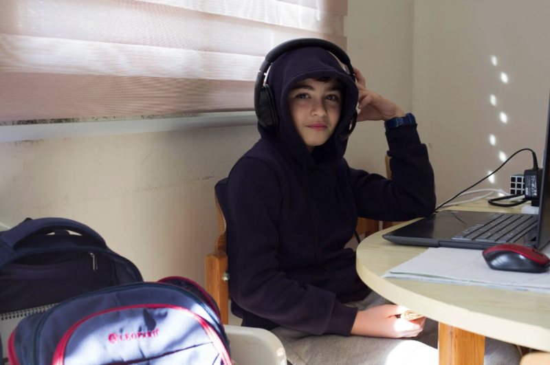 Les écoliers du Liban-Sud forcés de suivre leurs cours en ligne