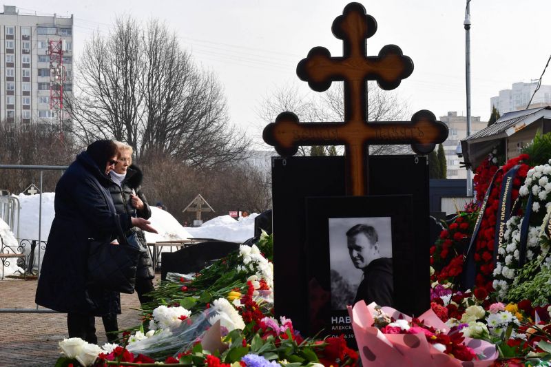 La mère de Navalny sur sa tombe après des funérailles qui ont rassemblé des milliers de Russes