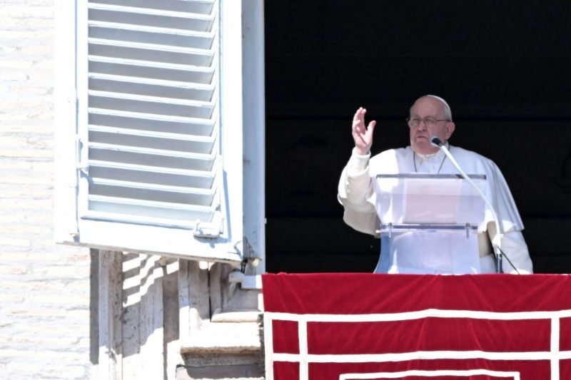 Le pape, pris de toux, dit souffrir d'une bronchite