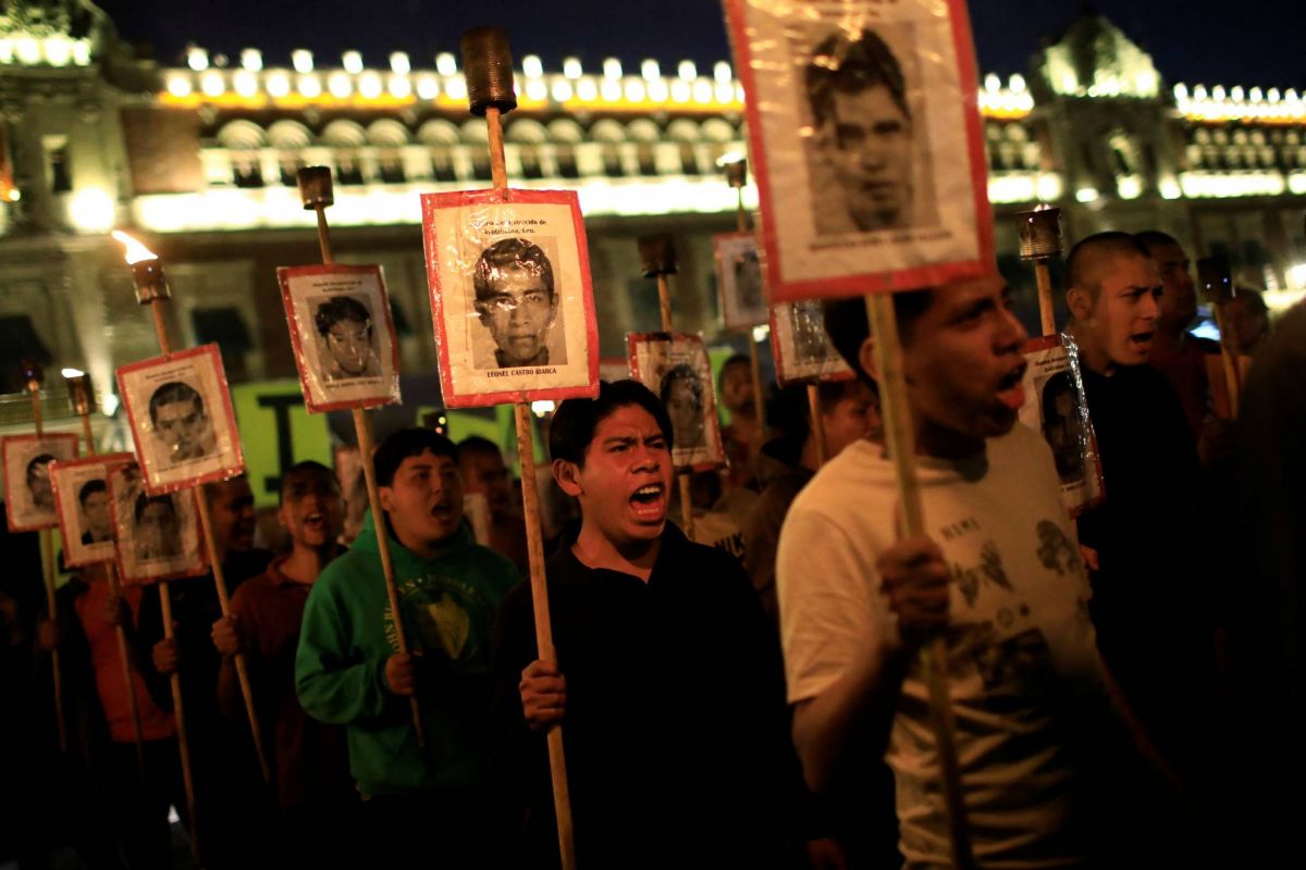 Au Mexique, des manifestants enfoncent la porte du palais présidentiel