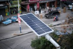 Un panneau solaire récemment installé dans la rue qui sépare les quartiers de Jabal Mohsen et de Bab el-Tebbané à Tripoli, le 21 février 2024. Photo João Sousa