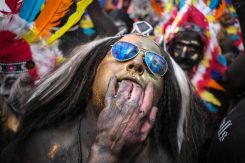Des visages grimés défilent dans les rues de Mina. Photo João Sousa