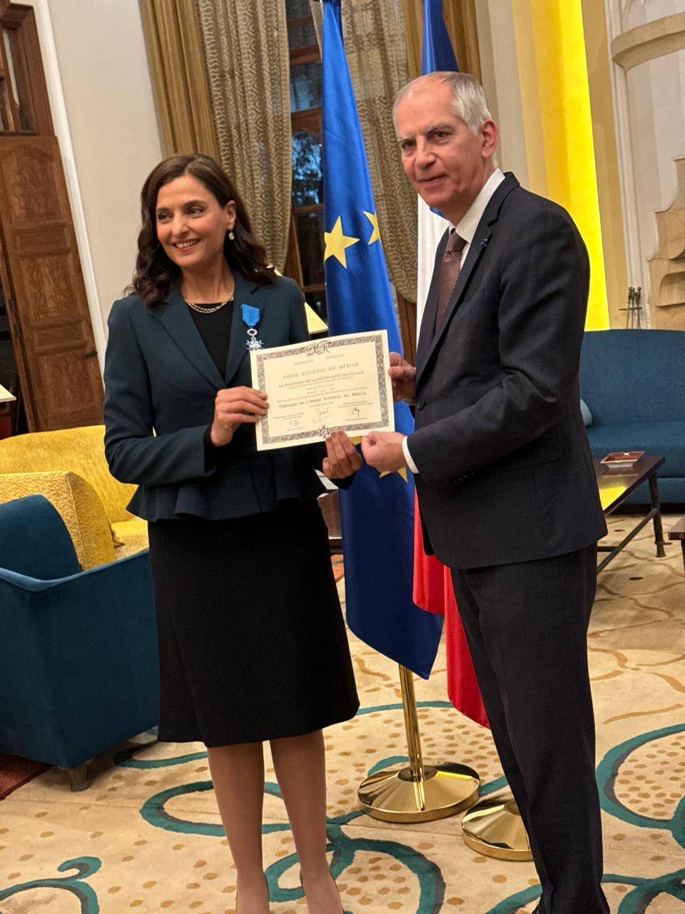 Abir Ali décorée par l’ambassadeur de France Abir Ali décorée par l’ambassadeur de France
