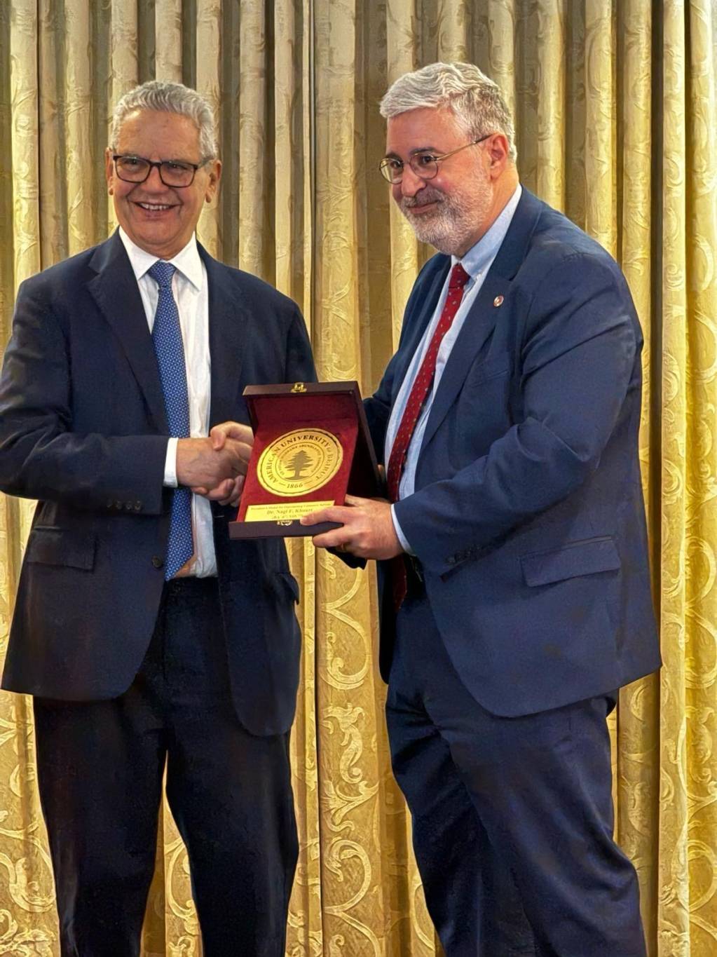 Le Dr Nagi Khouri reçoit la médaille du Président de l’AUB Le Dr Nagi Khouri reçoit la médaille du Président de l’AUB