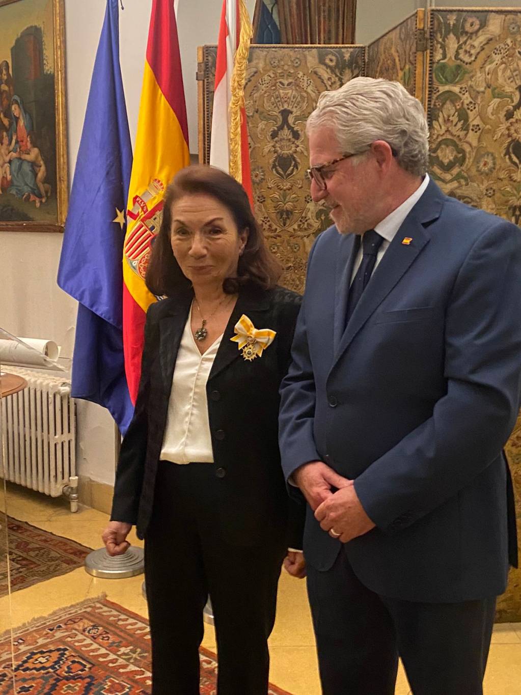 La croix d’officier de l’ordre d’Isabelle la Catholique décernée à Anne Frangié