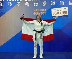 Laetitia Aoun posant avec son ticket pour les Jeux olympiques de Paris et un drapeau du Liban après sa victoire aux tournoi de qualification olympique, qui s'est tenu à Tai'an, en Chine, du 15 au 17 mars. Photo issue du compte Instagram de Laetitia Aoun.