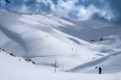 Un skieur, seul, au milieu de l'immensité de Mzaar. Photo João Sousa