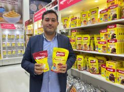 Abbas Haïdar, fondateur de Munchies House, avec deux produits de la marque. Photo I.K.