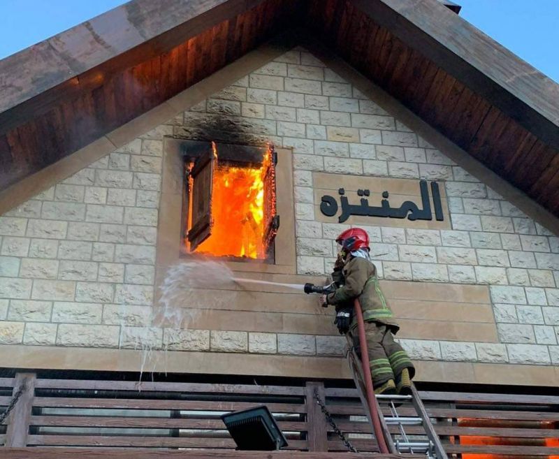 La Défense civile éteint un incendie dans un restaurant dans le caza de Jbeil