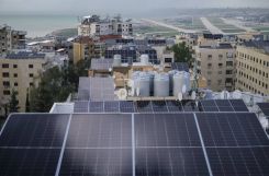 Des panneaux solaires installés sur des toits à Aramoun, au sud de Beyrouth. Photo João Sousa