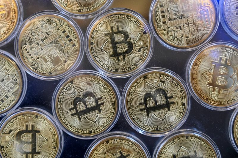 Le bitcoin poursuit sa course folle, nouveau record au-dessus des 71 000 dollars