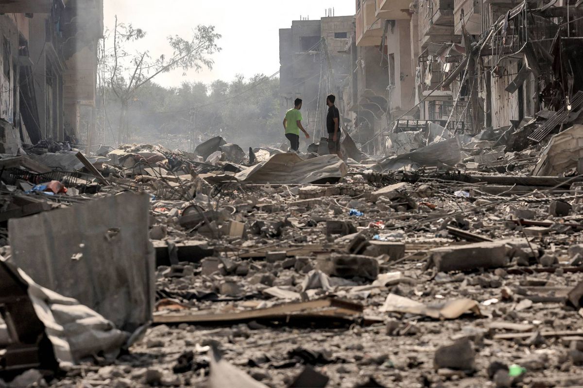 Dans la bande de Gaza, construire un abri sur les ruines de sa maison Dans la bande de Gaza, construire un abri sur les ruines de sa maison