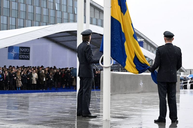 Le drapeau suédois hissé au siège de l'OTAN, l'Alliance 