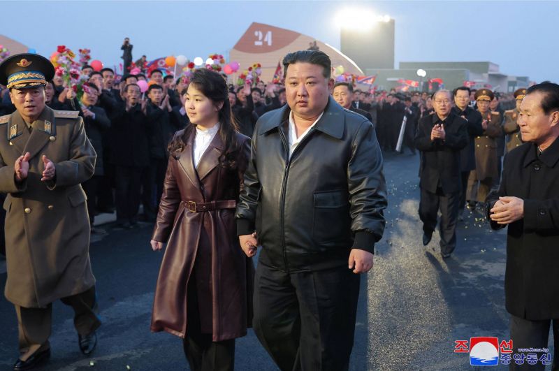 Le dirigeant Kim Jong Un supervise des exercices de parachutistes