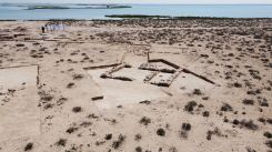 Enfoui sous les sables de l’île d'al-Siniyah, le complexe ecclésial pourrait être antérieur à l’Islam. Photo Wikicommons