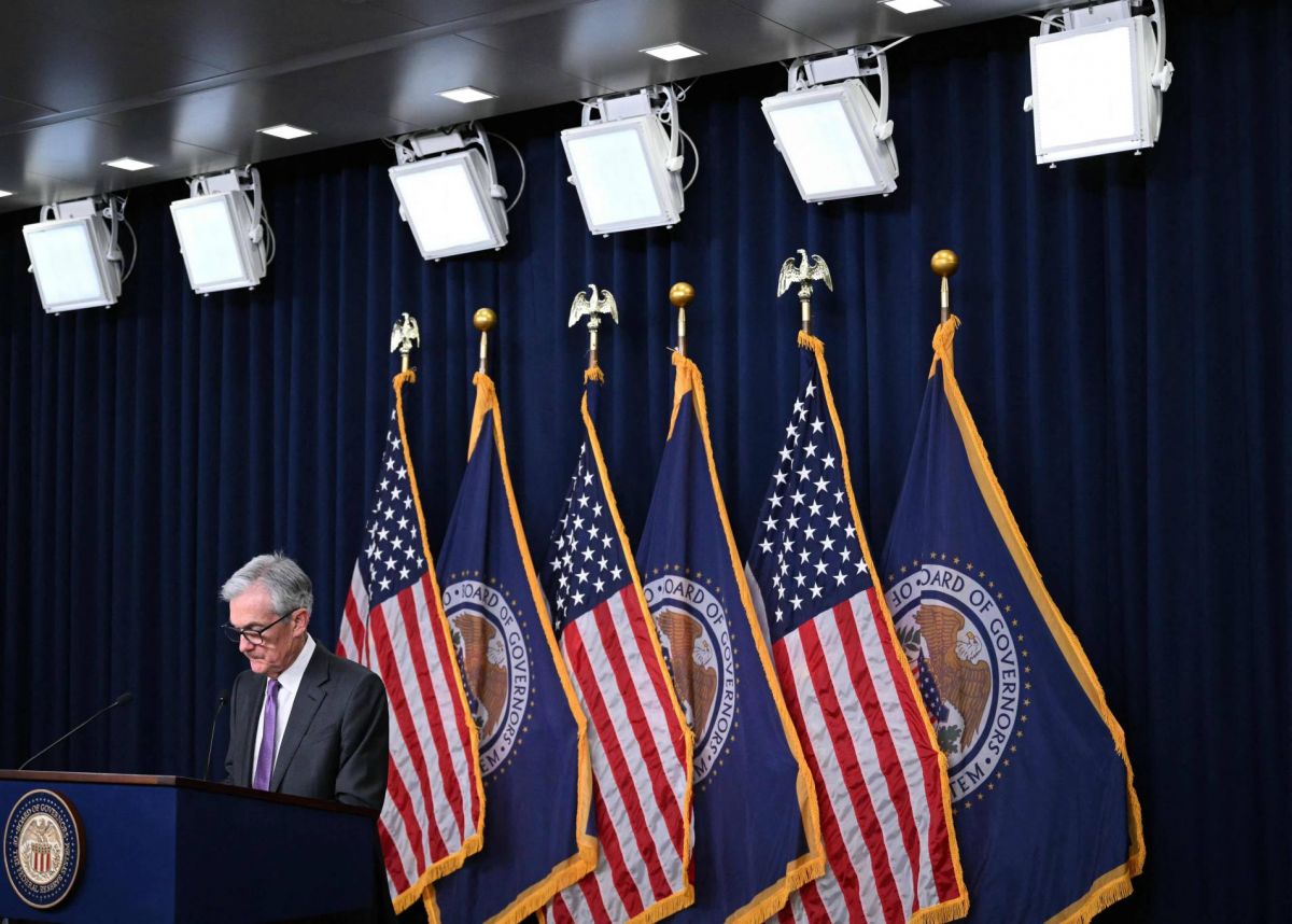 La Fed maintient ses taux élevés inchangés mais prévoit toujours trois baisses cette année