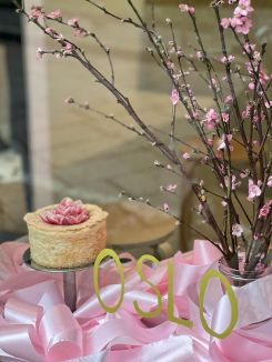 Le Angel Cake en vedette dans la vitrine de la boutique de Milan. Photo DR