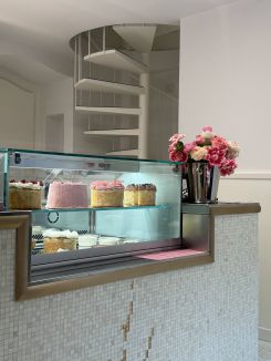 Le local conçu par l'architecte français Benoît Dupuis, et les Angel Cakes en vedettes. Photo DR