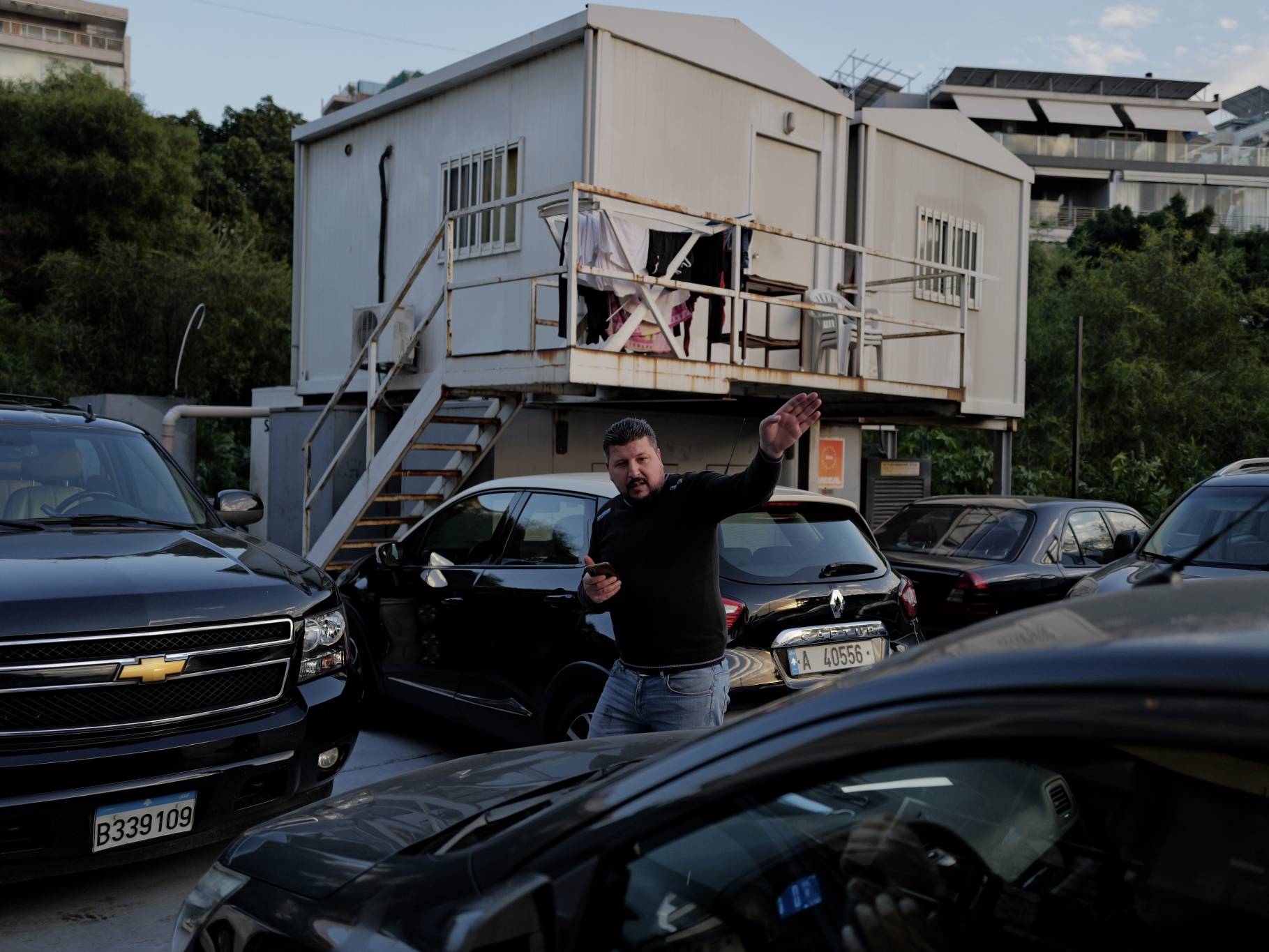 « L’Orient-Le Jour », c’est une cinquantaine de journalistes et environ 100 salariés. Dans le parking d’à peine quelques centaines de mètres carrés, Ali Daoud, notre voiturier aux yeux rieurs, joue tous les jours à Tetris avec les véhicules des employés.