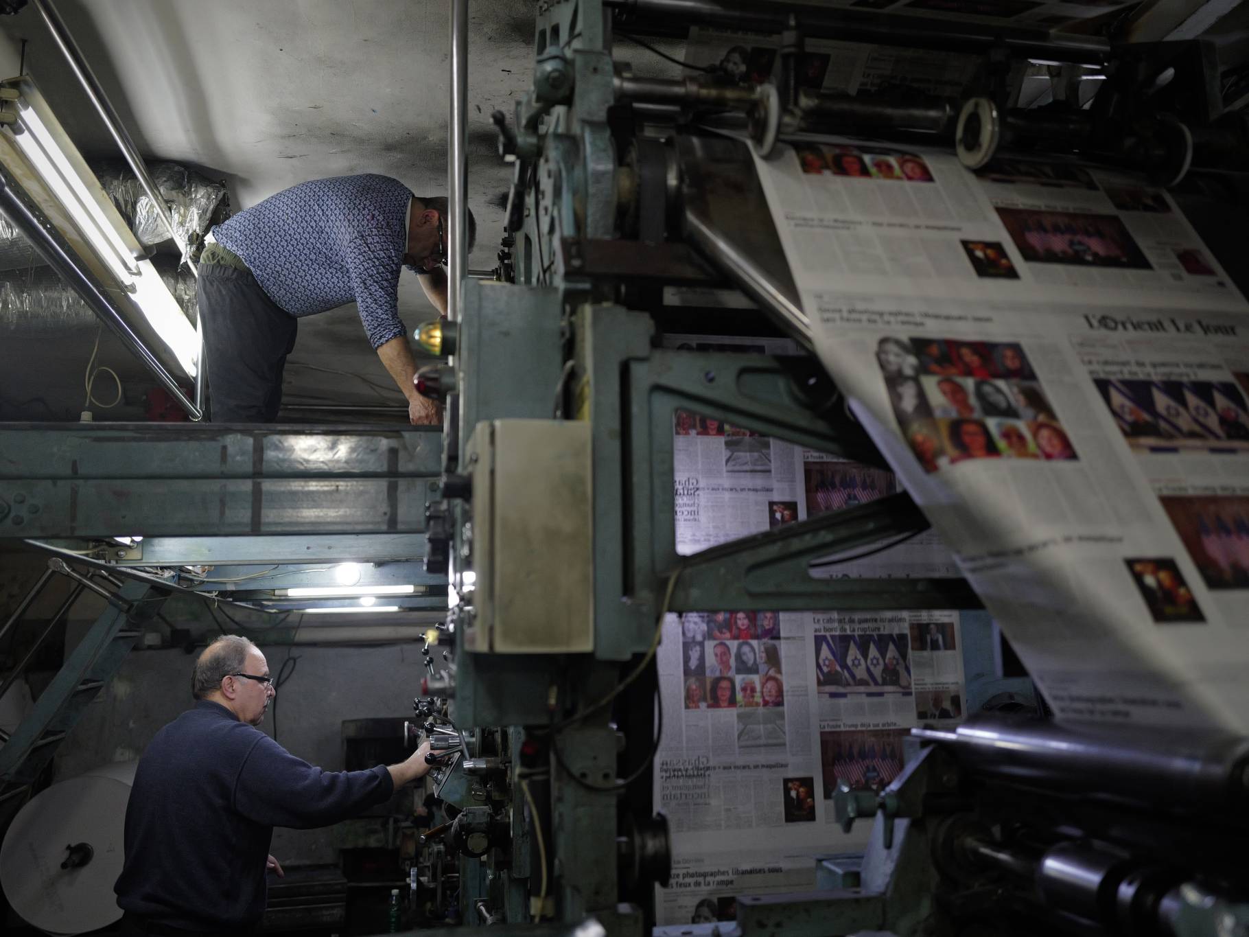 Bleu, rouge, jaune, noir… Il faut une multitude d’essais pour calibrer la couleur des photos et de l’encre du journal, sans oublier la netteté des lettres. Un travail minutieux, au milieu de machines imposantes. Et voilà ! Le journal est prêt à être livré aux points de distribution puis aux abonnés.