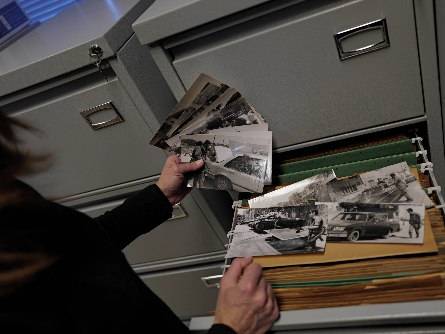 Ici, elle classe puis numérise les centaines de photos du journal, notamment celles de la guerre de 1975-1990.