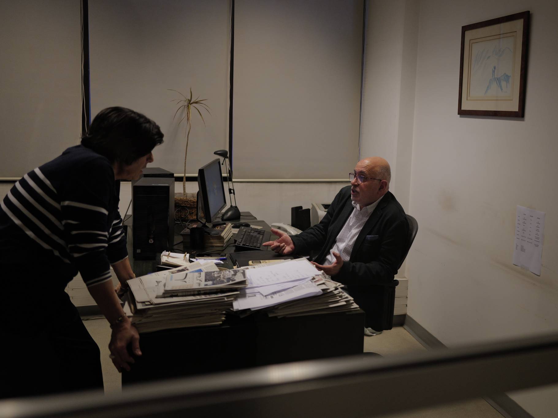 Au deuxième étage, le bureau d’Élie Fayad est le lieu par excellence des (longs) débats enflammés entre journalistes. Que d’anecdotes sur la première guerre du Golfe, l’époque révolue des dépêches envoyées par fax ou les négociations israélo-palestiniennes de la décennie quatre-vingt-dix que notre coréd chef a couvertes dans sa jeunesse.