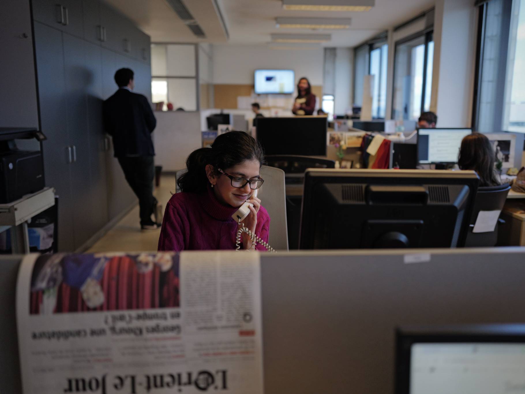 À l’étage d’au-dessus, vous trouverez l’open space, l’espace commun le plus animé du journal. Cet endroit où l’équipe des Live News bataille pour se concentrer sur sa couverture du direct, au milieu des odeurs de poulet et sauce à l’ail à l’heure du déjeuner. Un espace qui reste l’un des plus conviviaux du journal.
