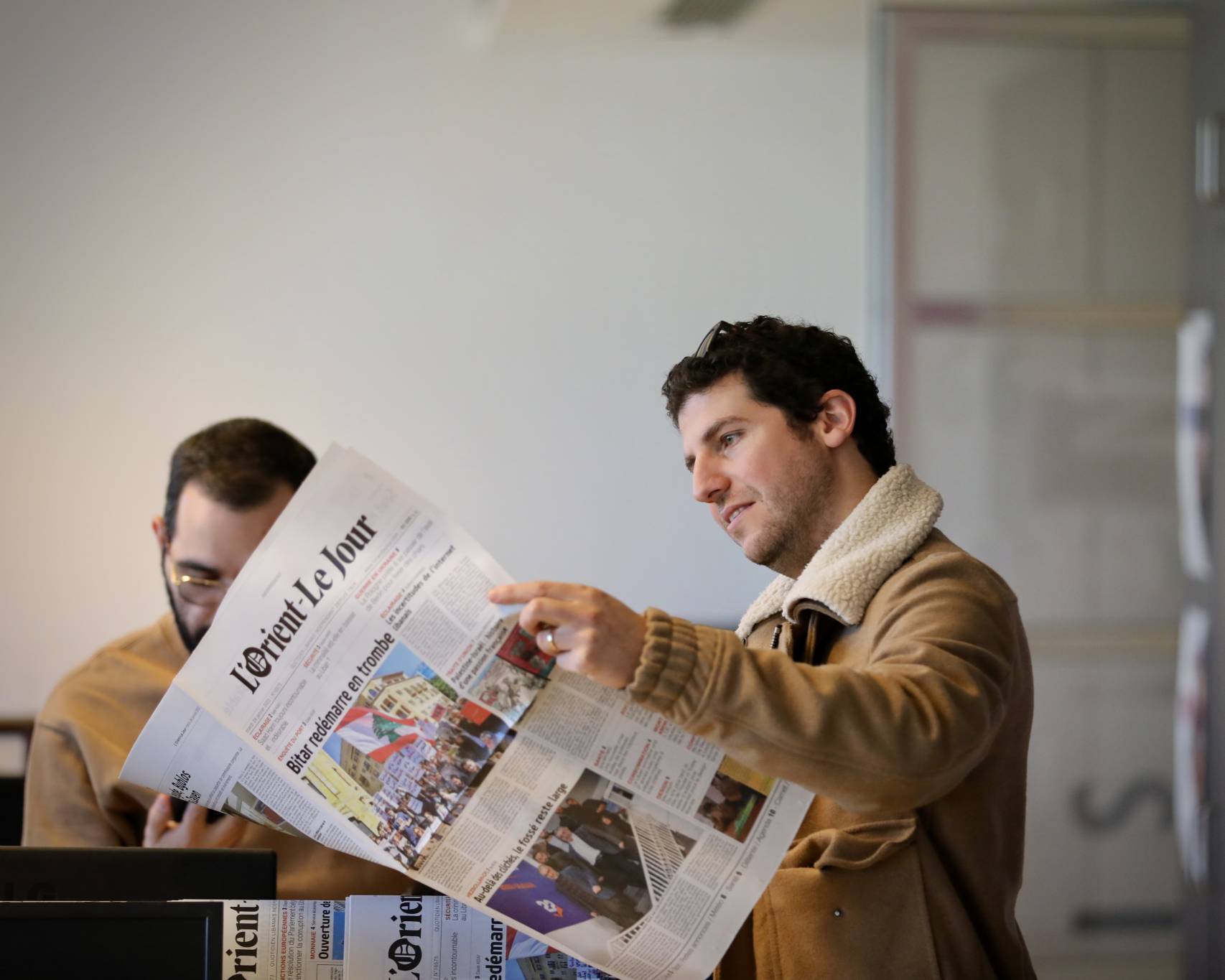 « Bonjour tout le monde ! On commence. » C’est par cette phrase que notre coréd chef Anthony Samrani lance dans cet open space la réunion interservices du matin, avant que chaque journaliste ne commence son travail.