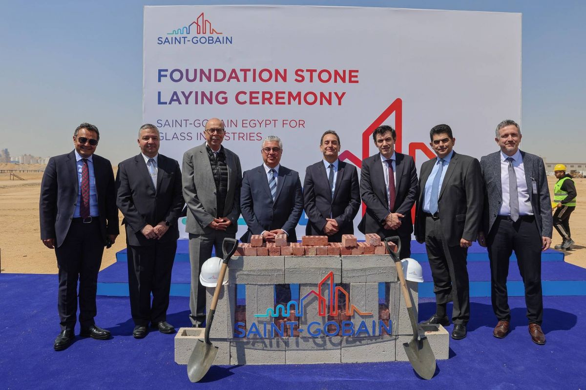 Saint-Gobain Égypte pose la première pierre de sa deuxième ligne de verre plat à Aïn al-Sokhna