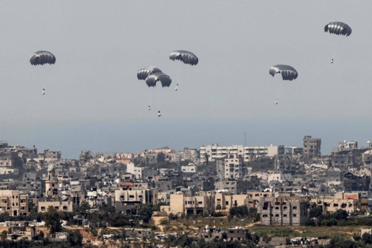 Des parachutages d’aide spectaculaires... et mortels