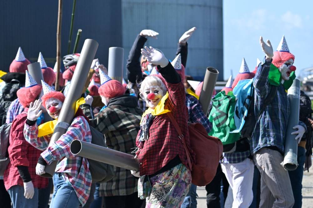 Une soixantaine d'activistes déguisés en clowns à l'intérieur de la raffinerie Total de Donges Une soixantaine d'activistes déguisés en clowns à l'intérieur de la raffinerie Total de Donges
