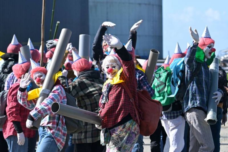 Une soixantaine d'activistes déguisés en clowns à l'intérieur de la raffinerie Total de Donges