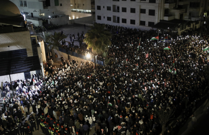 Des manifestants battus et arrêtés lors d'un rassemblement près de l'ambassade d'Israël à Amman