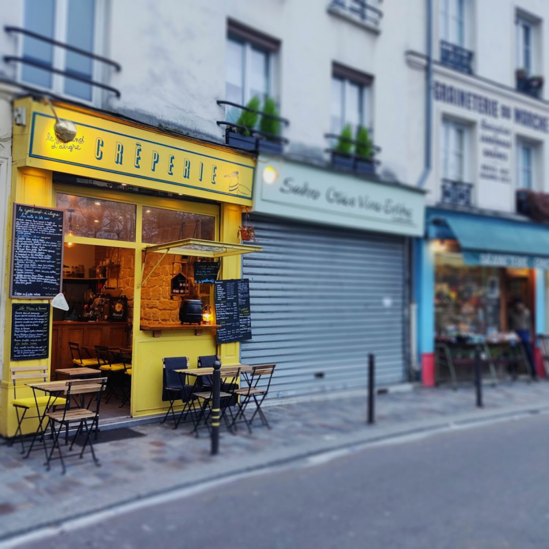 La fusion insolite du saj et de la galette bretonne dans une crêperie parisienne