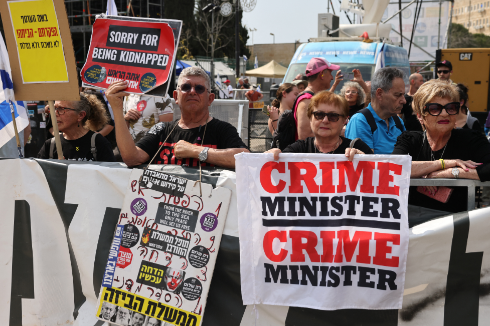 Israeli delegation returns from Cairo as Israelis call for the government's dissolution