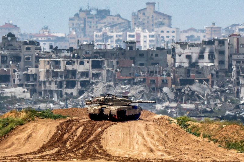 Israel tanks surround Gaza's Nasser Hospital