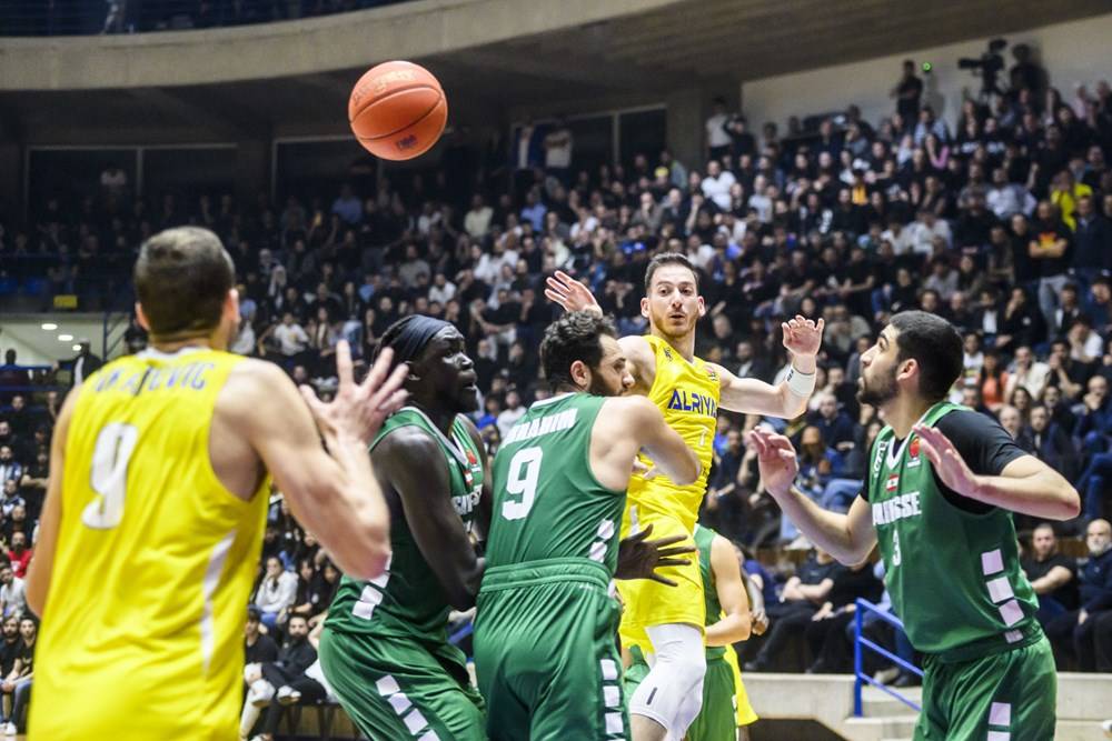 Riyadi l'emporte sur le fil et met Sagesse dans les cordes